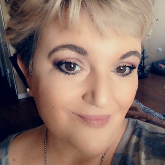 Meet Your Posher ~ Tracy - Picture 1 of 6